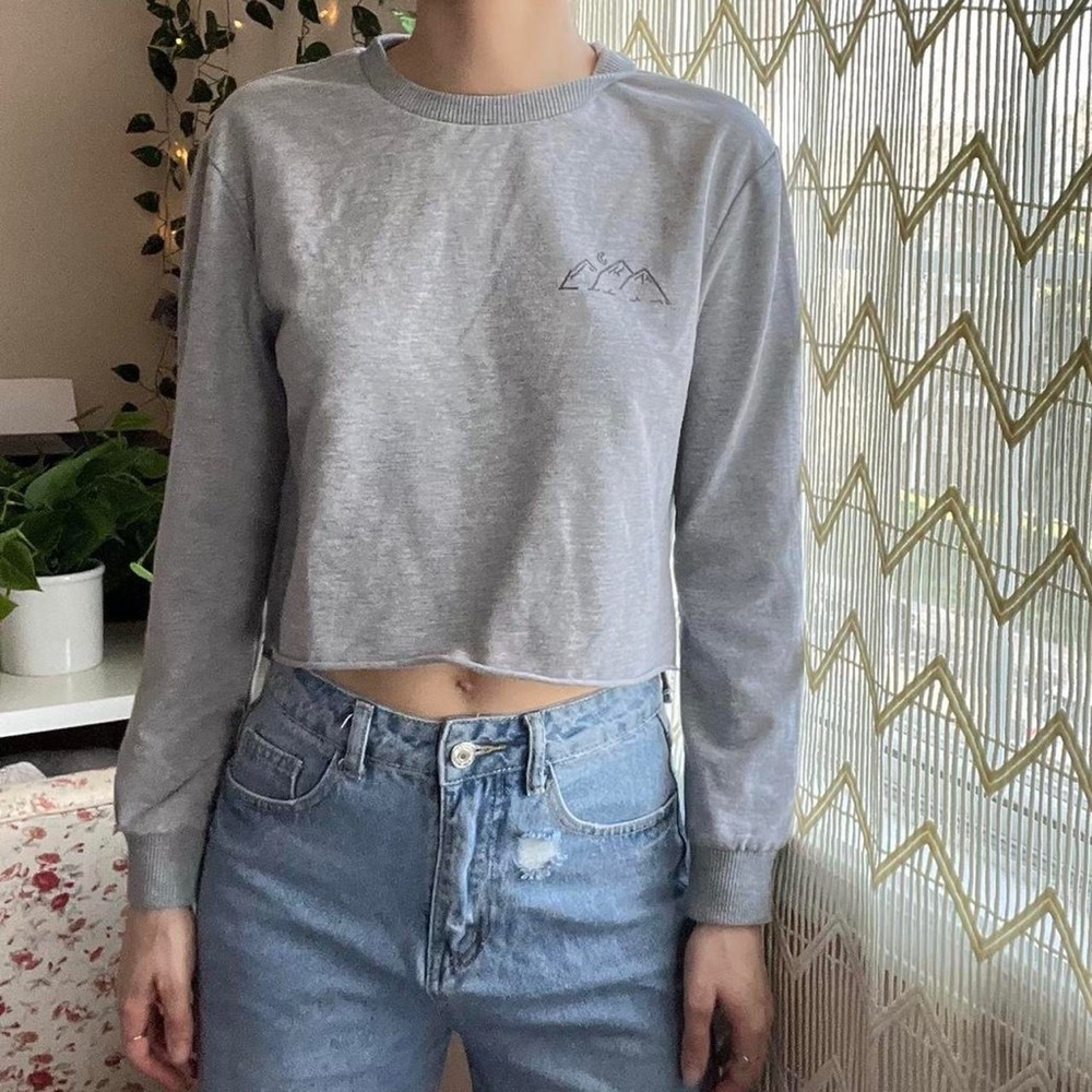 Tag Gray Cropped Mountains Sweatshirt